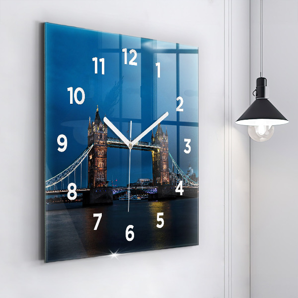 Štvorcové hodiny Tower Bridge v noci v Londýne