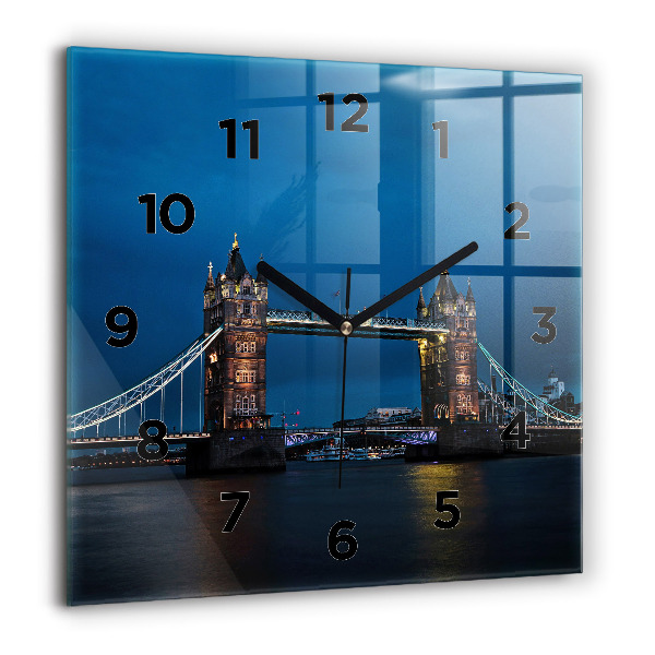 Štvorcové hodiny Tower Bridge v noci v Londýne