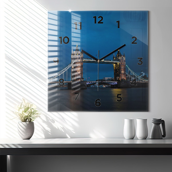 Štvorcové hodiny Tower Bridge v noci v Londýne