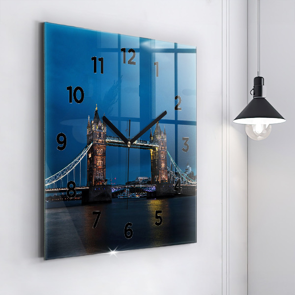 Štvorcové hodiny Tower Bridge v noci v Londýne