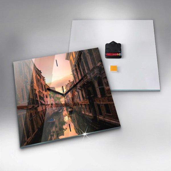 Štvorcové hodiny Pohľad na kanál v meste