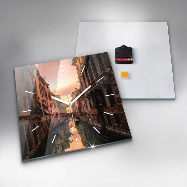 Štvorcové hodiny Pohľad na kanál v meste