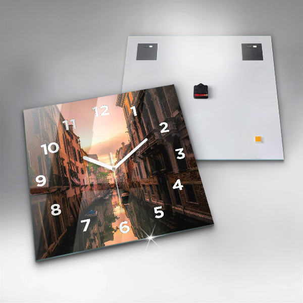 Štvorcové hodiny Pohľad na kanál v meste