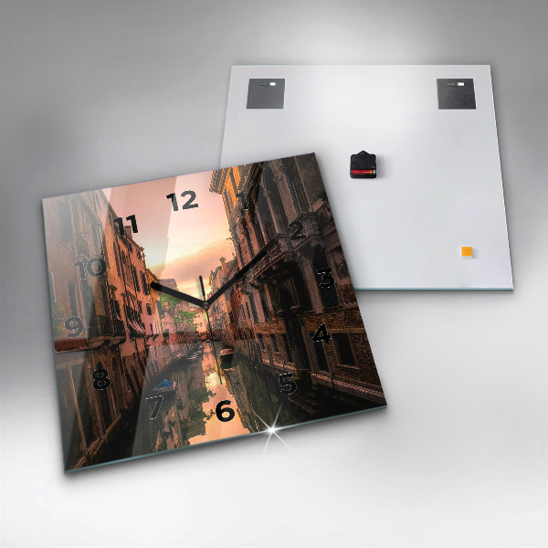 Štvorcové hodiny Pohľad na kanál v meste