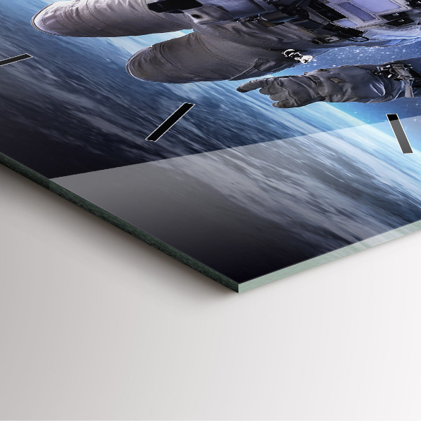 Štvorcové hodiny Astronaut nad zemou