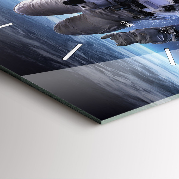 Štvorcové hodiny Astronaut nad zemou