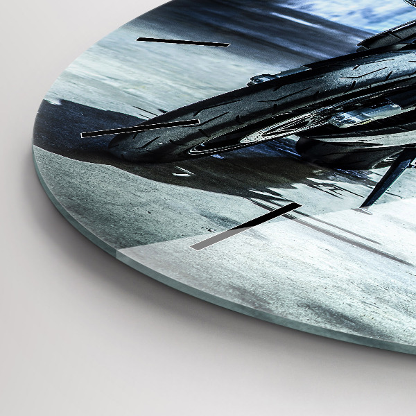 Okrúhle hodiny Motorka v uličke