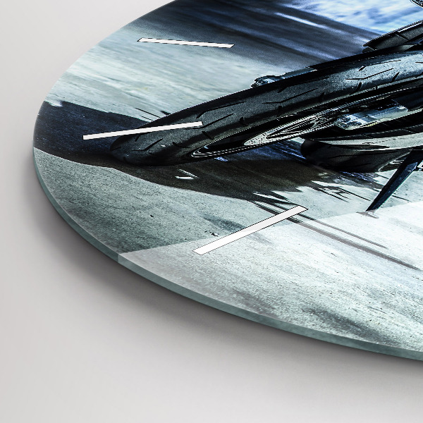 Okrúhle hodiny Motorka v uličke