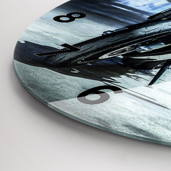 Okrúhle hodiny Motorka v uličke