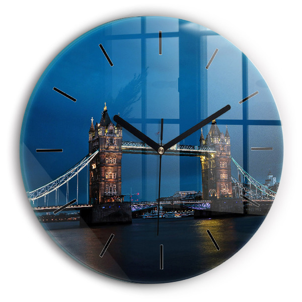 Okrúhle hodiny Tower Bridge v noci v Londýne