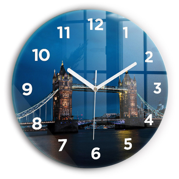 Okrúhle hodiny Tower Bridge v noci v Londýne