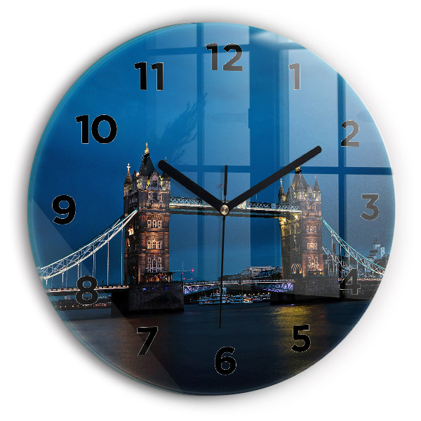 Okrúhle hodiny Tower Bridge v noci v Londýne