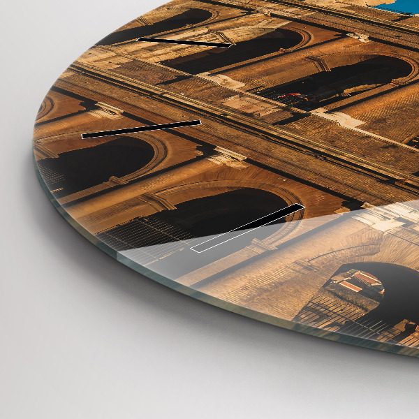 Okrúhle hodiny Koloseum v Taliansku