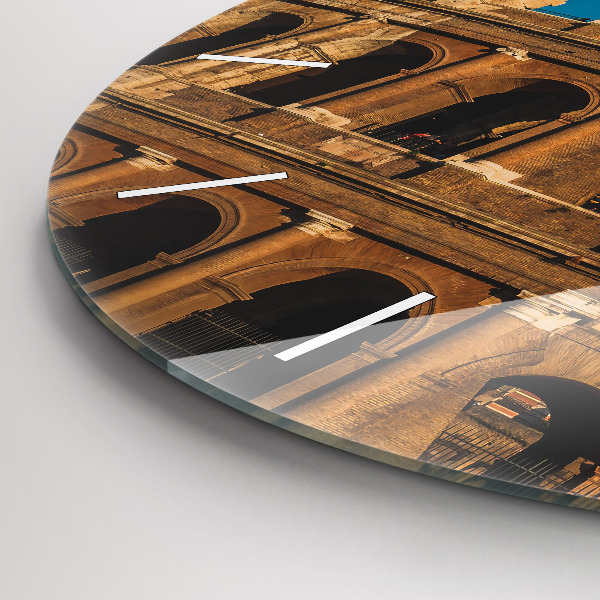 Okrúhle hodiny Koloseum v Taliansku