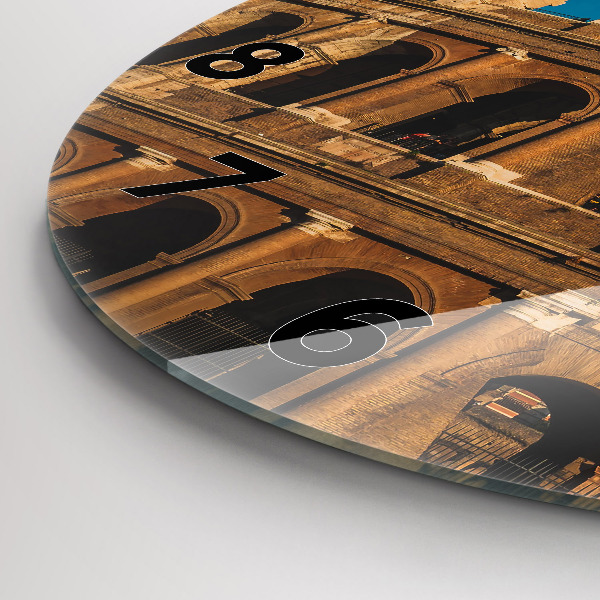 Okrúhle hodiny Koloseum v Taliansku