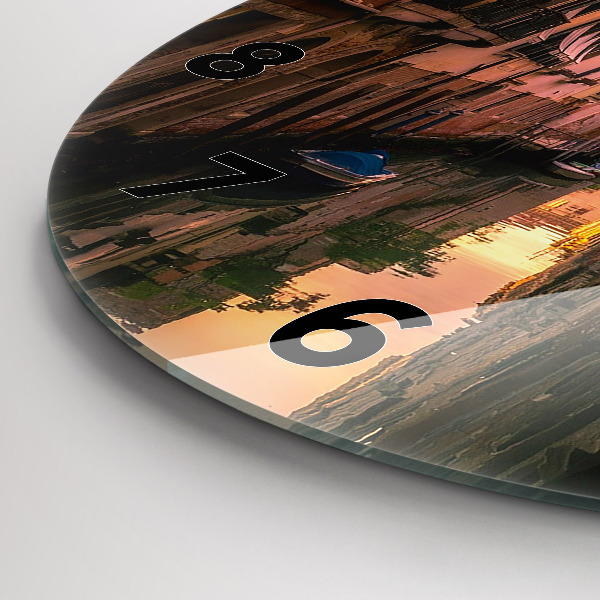 Okrúhle hodiny Pohľad na kanál v meste